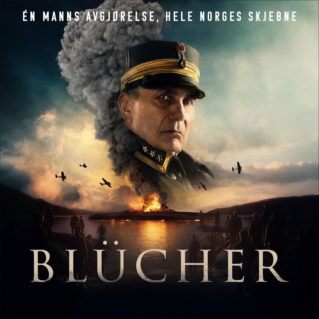 Filmplakat for Blücher med en militæroffiser i uniform foran en krigsscene med sjøfly og brennende skip.