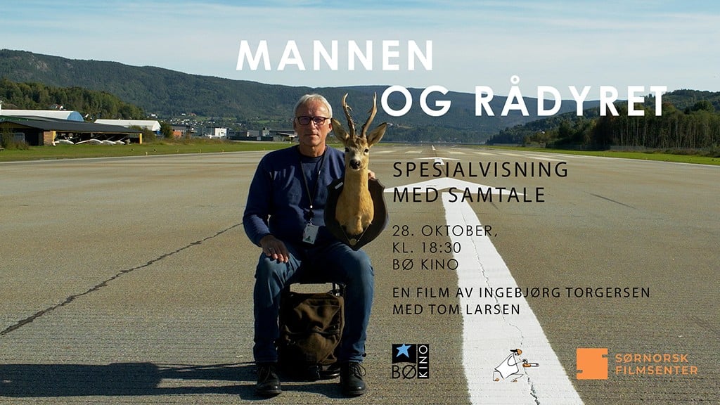En mann sitter på en rullebane med et rådyr i fanget, filmplakat Mannen og rådyret.